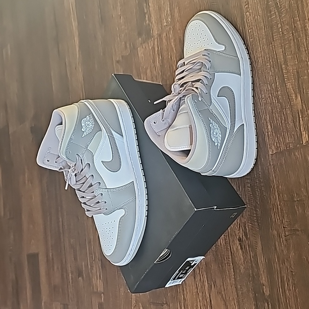 Jordan 1's mid